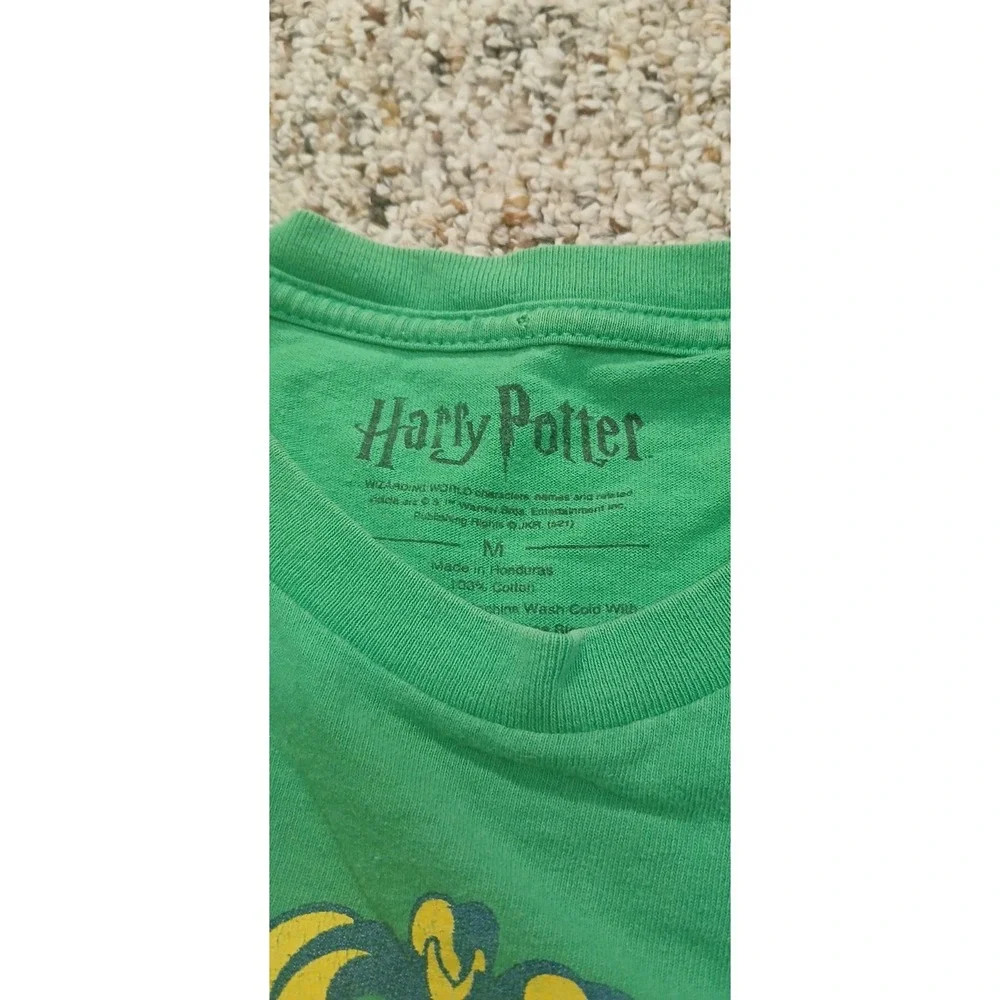 HARRY POTTER‎ HOGWARTS CREST GREEN SHIRT Size MEDIUM!!